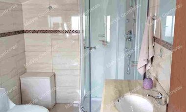 Arriendo Hermosa  Casa en las condes , con amplia distribución de 2 pisos con orientación Nor oriente, excelente iluminación natural con amplias ventanas,terraza con excelente conectividad.  Cercana al Metro Manquehue, a pasos de paraderos.

Sus principales características son:
Cercano a comercios, colegios y autopistas.

• 285 mts2 de terreno
• 195 mts2 construidos
• 90 mts2 Terraza
• 3 dormitorios + servicio
• 4 baños + servicio
• Gran jardín seco formado
• Piscina
• Quincho
• Portón eléctrico
• 2 Estacionamiento
• 1 Bodega
• Gastos comunes NO TIENE
• Año 2000
• Ventanas termo panel
• Cerco eléctrico


DISTRIBUCIÓN:
PRIMER PISO:
Hall de entrada muy luminoso que conecta a todos los espacios de la casa.
Living conectado a hall de entrada y comedor
Comedor con conexión directa a living y cocina
Cocina full equipada, refrigerador, lavadora, microondas, horno, etc.
Terraza en el sector de quincho y piscina, techada y con amplio espacio para compartir en familia
Segunda terraza en el sector del dormitorio principal.

Sector dormitorios:
Dormitorio principal en suite con amplio closet y mucha luz natural.
Baño 1 completo, tiene ducha en obra
Baño 2 completo, tiene tina
Dormitorio de servicio y baño de servicio con full independencia.
SEGUNDO PISO:
Dormitorio 2, de buen tamaño, tiene aire acondicionado, con balcón propio.
Dormitorio 3 con amplio espacio con closet. Tiene balcón
Sala de estar entre los dormitorios de gran tamaño.
Baño 2 con luz natural, tiene tina
Baño 3 con luz natural, amplio y con ducha.



ADICIONALES DE LA CASA:
• Ventanas de termo panel.
• Gas es por metrogas
• Agua de empresa sanitaria
• Calefón
• Alcantarillado: empresa sanitaria
• Pisos flotante en dormitorios áreas comunes, cocina y baños con cerámica
• losa asfáltica
• Jardín consolidado
• Maravillosa piscina
• Portón automático

Los metros cuadrados son aproximados y entregados por sus dueños

REQUISITOS ARRENDATARIO Y AVAL. Canon de arriendo 
 60 U F

Acreditar ingresos de 3 veces el valor del arriendo
Contrato Indefinido
12 Ultimas cotizaciones
Acreditar 6 Ultimas liquidaciones de sueldo.
Dicom platiniun 360
Foto cédula ambos lados.
1 mes de arriendo anticipado
2 mes de garantía
Antecedentes penales.
Aval los mismos documentos
comisión 50%.



GLOBAL21 PROPIEDADES