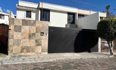 Casa en venta en Residencial Arcos de Zavaleta, Puebla, ubicación privilegiada y amplios espacios familiares.