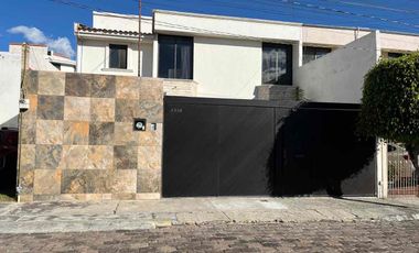 Casa en venta en Residencial Arcos de Zavaleta, Puebla, ubicación privilegiada y amplios espacios familiares.