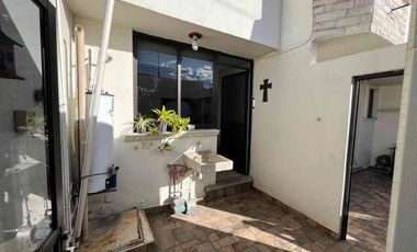 Casa en venta en Residencial Arcos de Zavaleta, Puebla, ubicación privilegiada y amplios espacios familiares.