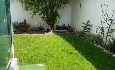 CASA EN VENTA EN JARDINES DE ZAVALETA, 4 RECÁMARAS, JARDÍN AMPLIO, GARAJE 4 AUTOS, PUEBLA