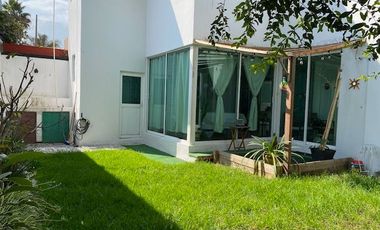 CASA EN VENTA EN JARDINES DE ZAVALETA, 4 RECÁMARAS, JARDÍN AMPLIO, GARAJE 4 AUTOS, PUEBLA