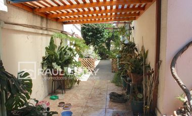 VENDEMOS Casa en muy buena Villa frente a plaza