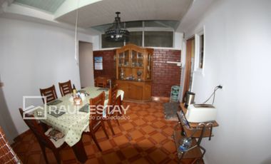 VENDEMOS Casa en muy buena Villa frente a plaza