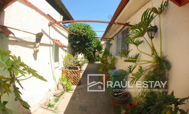 VENDEMOS Casa en muy buena Villa frente a plaza