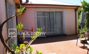 VENDEMOS Casa en muy buena Villa frente a plaza