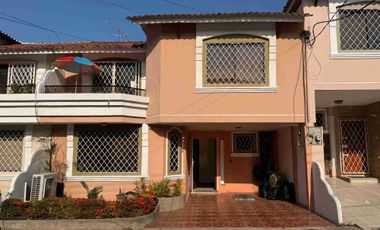 Vendo una Casa en la Urb. Álamos en Conjunto Santa FE