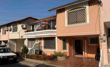 Vendo una Casa en la Urb. Álamos en Conjunto Santa FE