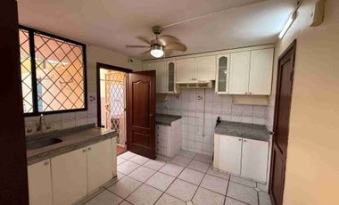 Vendo una Casa en la Urb. Álamos en Conjunto Santa FE