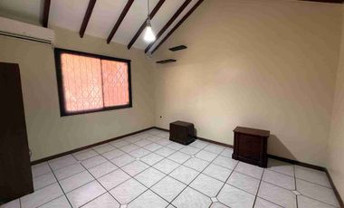 Vendo una Casa en la Urb. Álamos en Conjunto Santa FE