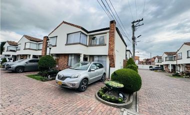 VENDO CASA SECTOR AVENIDA CHILACOS – CHIA CUNDINAMARCA.