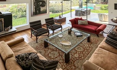 Casa con Techos Altos, Piscina propia, en el exclusivo Condominio Bosques de La Planicie.