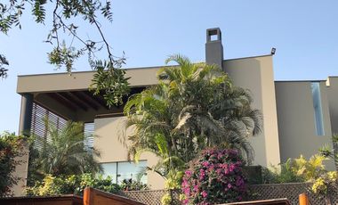 Casa con Techos Altos, Piscina propia, en el exclusivo Condominio Bosques de La Planicie.