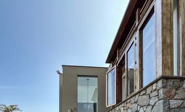 Casa con Techos Altos, Piscina propia, en el exclusivo Condominio Bosques de La Planicie.