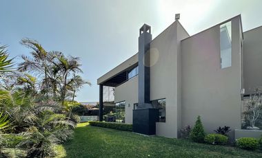 Casa con Techos Altos, Piscina propia, en el exclusivo Condominio Bosques de La Planicie.