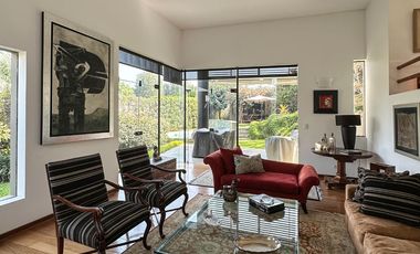 Casa con Techos Altos, Piscina propia, en el exclusivo Condominio Bosques de La Planicie.