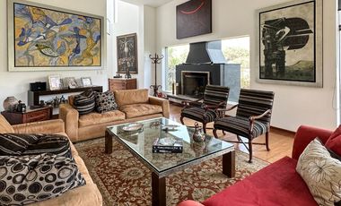 Casa con Techos Altos, Piscina propia, en el exclusivo Condominio Bosques de La Planicie.