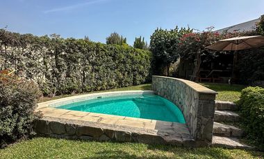 Casa con Techos Altos, Piscina propia, en el exclusivo Condominio Bosques de La Planicie.