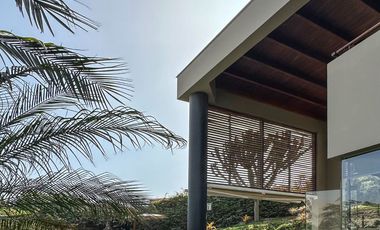 Casa con Techos Altos, Piscina propia, en el exclusivo Condominio Bosques de La Planicie.