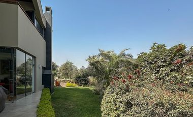 Casa con Techos Altos, Piscina propia, en el exclusivo Condominio Bosques de La Planicie.