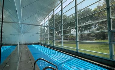 Casa con Techos Altos, Piscina propia, en el exclusivo Condominio Bosques de La Planicie.