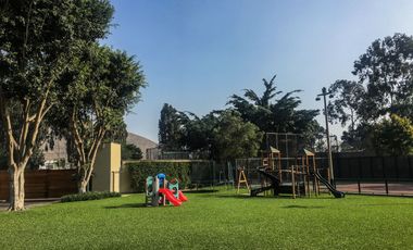 Casa con Techos Altos, Piscina propia, en el exclusivo Condominio Bosques de La Planicie.