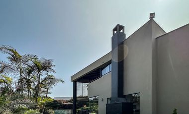 Linda Casa con Piscina propia, en el exclusivo Condominio Bosques de La Planicie.