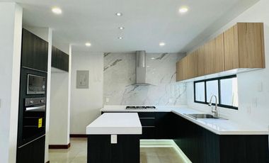 Casa en venta nueva en Pahcua 3 habitaciones, estudio y roof garden. Monterreal