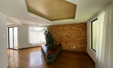 LINDA CASA DE ARRIENDO EN MIRAVALLE CUMBAYÁ!! VISTA!!