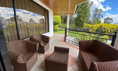 LINDA CASA DE ARRIENDO EN MIRAVALLE CUMBAYÁ!! VISTA!!