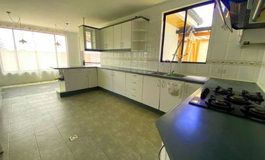 LINDA CASA DE ARRIENDO EN MIRAVALLE CUMBAYÁ!! VISTA!!