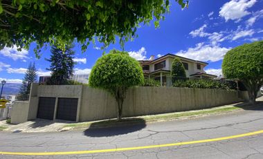 LINDA CASA DE ARRIENDO EN MIRAVALLE CUMBAYÁ!! VISTA!!