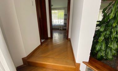 LINDA CASA DE ARRIENDO EN MIRAVALLE CUMBAYÁ!! VISTA!!