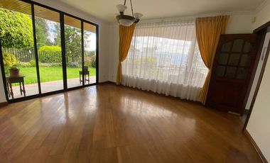 LINDA CASA DE ARRIENDO EN MIRAVALLE CUMBAYÁ!! VISTA!!