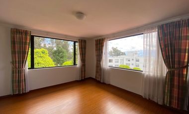 LINDA CASA DE ARRIENDO EN MIRAVALLE CUMBAYÁ!! VISTA!!