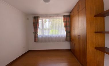 LINDA CASA DE ARRIENDO EN MIRAVALLE CUMBAYÁ!! VISTA!!