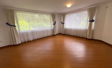 LINDA CASA DE ARRIENDO EN MIRAVALLE CUMBAYÁ!! VISTA!!