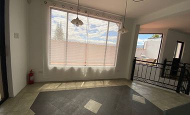 LINDA CASA DE ARRIENDO EN MIRAVALLE CUMBAYÁ!! VISTA!!