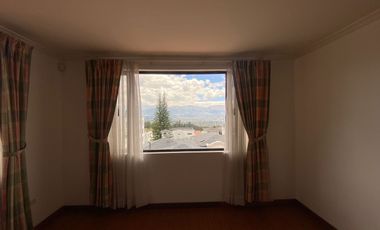 LINDA CASA DE ARRIENDO EN MIRAVALLE CUMBAYÁ!! VISTA!!