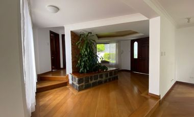 LINDA CASA DE ARRIENDO EN MIRAVALLE CUMBAYÁ!! VISTA!!