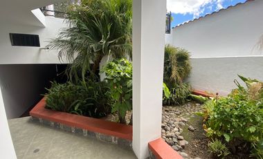 LINDA CASA DE ARRIENDO EN MIRAVALLE CUMBAYÁ!! VISTA!!