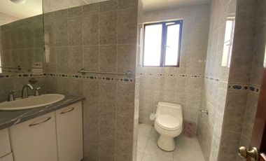 LINDA CASA DE ARRIENDO EN MIRAVALLE CUMBAYÁ!! VISTA!!