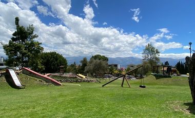 LINDA CASA DE ARRIENDO EN MIRAVALLE CUMBAYÁ!! VISTA!!