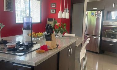 VENTA DE CASA MUY COMODA, CON MUCHA LUZ Y UN LINDO JARDIN EN LOMA DE VALLE ESCONDIDO