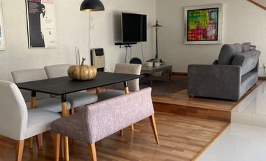 VENTA DE CASA MUY COMODA, CON MUCHA LUZ Y UN LINDO JARDIN EN LOMA DE VALLE ESCONDIDO