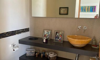 VENTA DE CASA MUY COMODA, CON MUCHA LUZ Y UN LINDO JARDIN EN LOMA DE VALLE ESCONDIDO