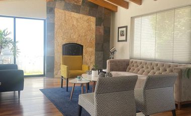 VENTA DE CASA MUY COMODA, CON MUCHA LUZ Y UN LINDO JARDIN EN LOMA DE VALLE ESCONDIDO