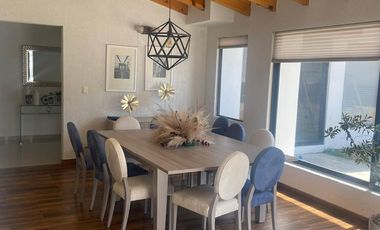 VENTA DE CASA MUY COMODA, CON MUCHA LUZ Y UN LINDO JARDIN EN LOMA DE VALLE ESCONDIDO