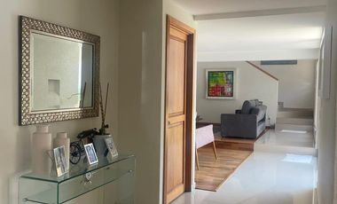 VENTA DE CASA MUY COMODA, CON MUCHA LUZ Y UN LINDO JARDIN EN LOMA DE VALLE ESCONDIDO