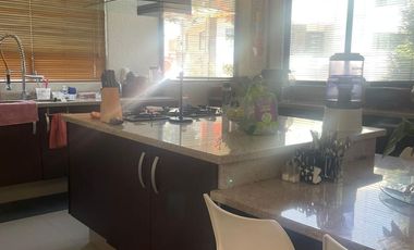 VENTA DE CASA MUY COMODA, CON MUCHA LUZ Y UN LINDO JARDIN EN LOMA DE VALLE ESCONDIDO